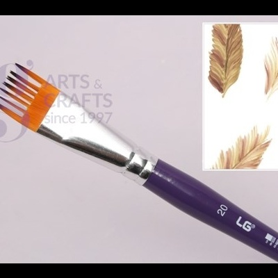 Pincel artístico com cabo roxo e cerdas laranja/preto com folhas douradas ao fundo