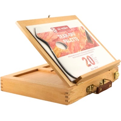 Caixa de madeira com paleta de pintura e embalagem com texto