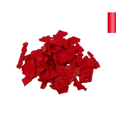 fragmentos vermelhos de material plástico sobre fundo branco