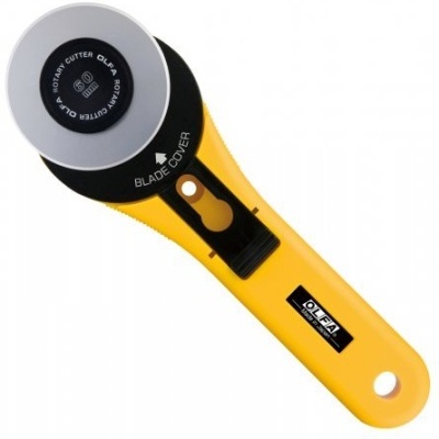 Cortador rotativo OLFA amarelo com botão preto e cinzento