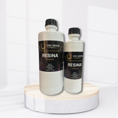 Frascos de resina para pavimentos com etiquetas pretas e texto, sobre base circular clara em fundo branco.