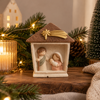 Presépio decorativo de cerâmica com figuras de S. José, Maria e Menino Jesus numa casinha com estrela dourada