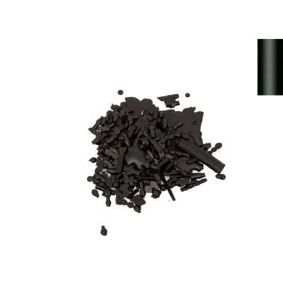 Pedaços de plástico preto com tubo preto liso em fundo branco