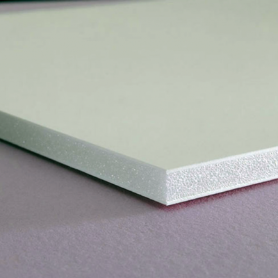 Painel branco de espuma com textura lisa e bordas mostrando estrutura celular