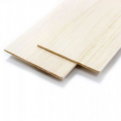 Duas tábuas finas de madeira clara com veios naturais