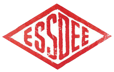 Logotipo em forma de diamante com a palavra ESSDEE em vermelho