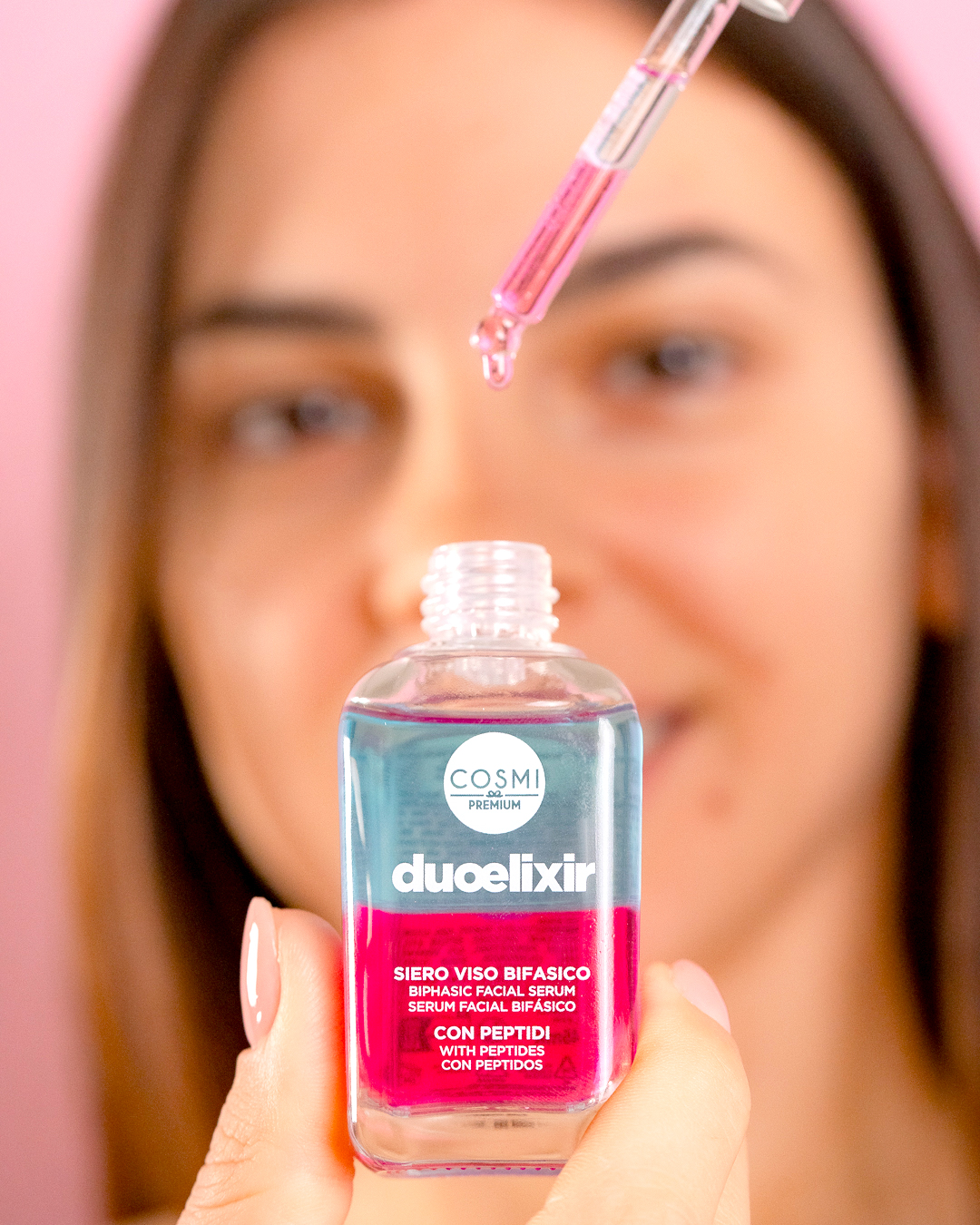 Serum com Peptídeo Frasco de sérum facial Duoelixir com gota do produto a cair de conta-gotas.
