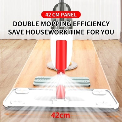 Esfregona com painel de 42 cm vermelho e branco sobre chão de madeira clara