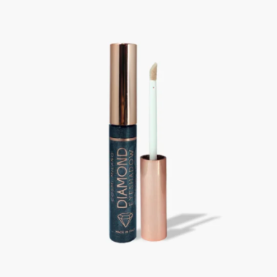 Condicionador para pestanas com embalagem preta e tampa dourada, aplicador branco com ponta esponjosa