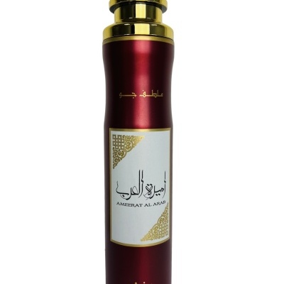 Frasco vermelho e dourado de ambientador com etiqueta em árabe e inglês
