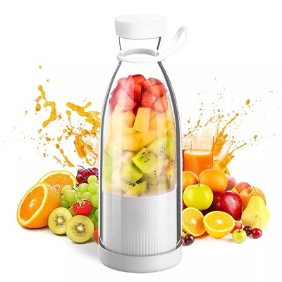 Garrafa liquidificadora com frutas e copo de suco alaranjado