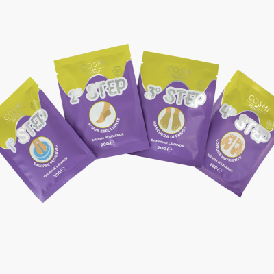 Produtos para cuidados de pés COSMI PREMIUM em embalagens roxas e amarelas