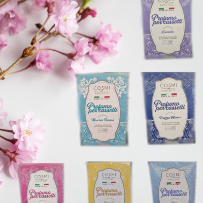 Seis perfumadores COSMI AMBIENTE coloridos para armários com flores cor-de-rosa ao lado