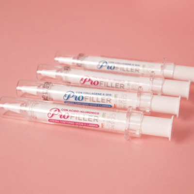 Frascos tipo seringa de produtos cosméticos PRO FILLER em fundo rosa