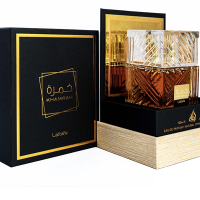 Frasco de perfume âmbar com embalagem preta e dourada