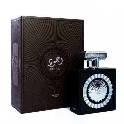 Frasco de perfume preto quadrado com detalhes prateados ao lado da caixa castanha texturada do perfume Wajood