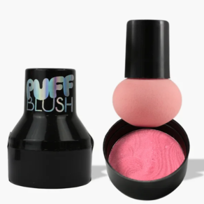 Blush rosa em embalagem preta com esfuminho rosa e texto PUFF BLUSH na tampa