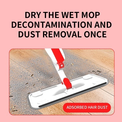 Esfregão de piso branco e vermelho a limpar pó e cabelo numa superfície de madeira clara