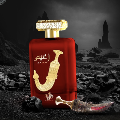 Frasco de perfume vermelho com detalhes dourados e punhal decorativo num cenário rochoso escuro