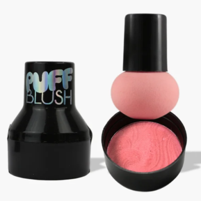 Blush cor de rosa com aplicador esponja e recipiente preto com texto PUFF BLUSH