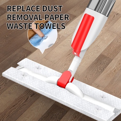 Cabeça de esfregona branca e vermelha com esfregona de papel absorvente no chão de madeira