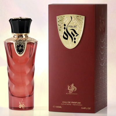 Frasco de perfume vermelho com tampa preta e caixa vermelha com texto e detalhes dourados