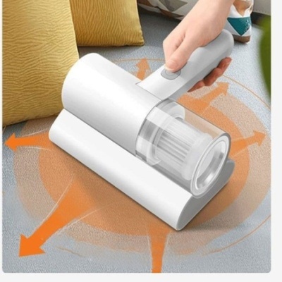 Extrator de pêlos portátil branco a aspirar pêlos em tapete cinzento