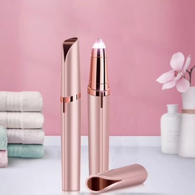 Dispositivos de beleza rose gold com toalhas e decoração floral sobre fundo rosa