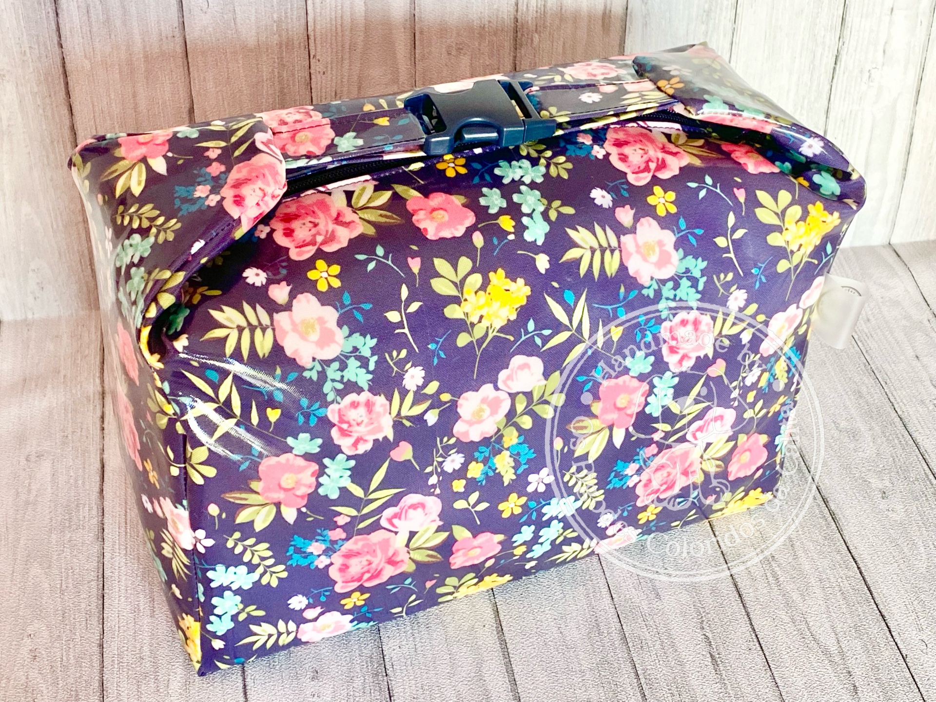 Lancheira Térmica com Mola Flores Fundo Escuro