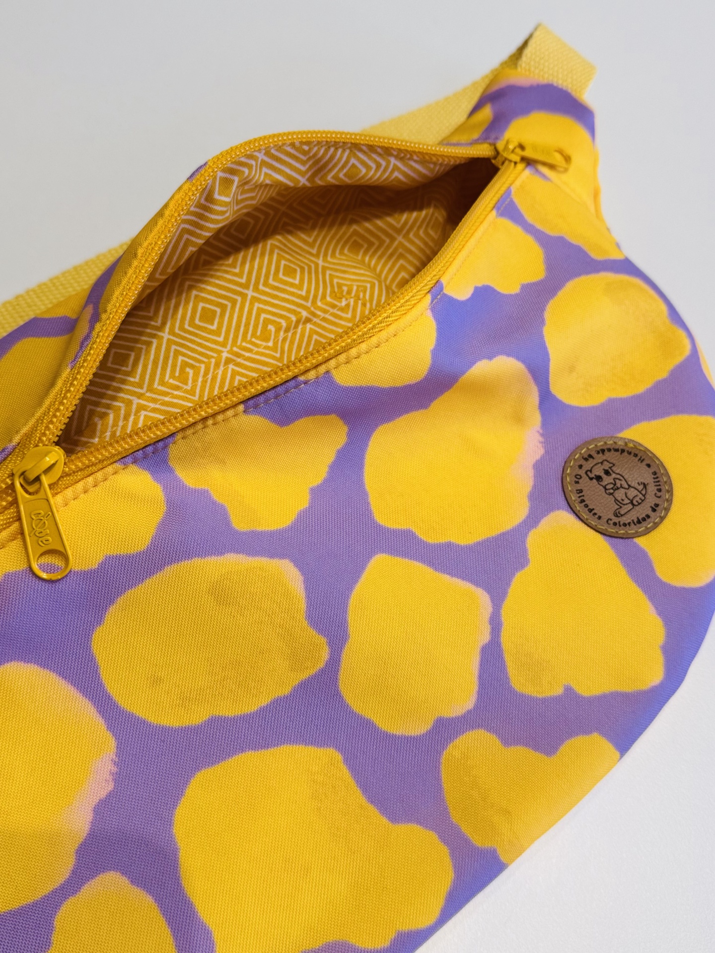 BumBag Vaca Amarelo e Lilás