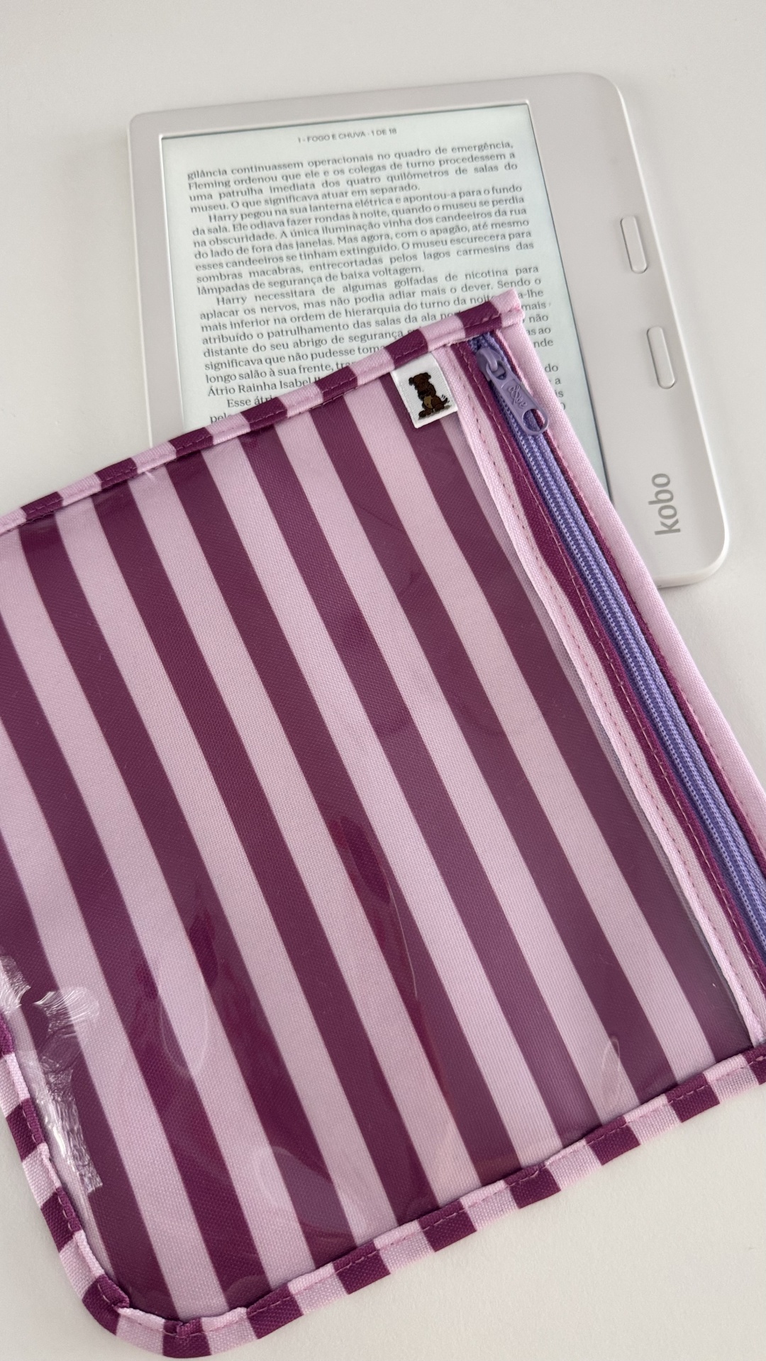 Livro electrónico Kobo com capa de tecido rosa e lilás às riscas