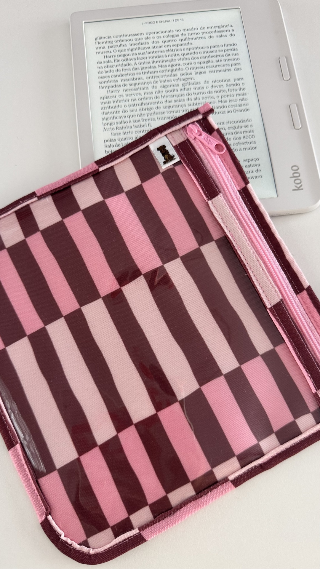 Capa rosa e vinho com fecho e plástico transparente para e-reader Kobo branco com texto legível.