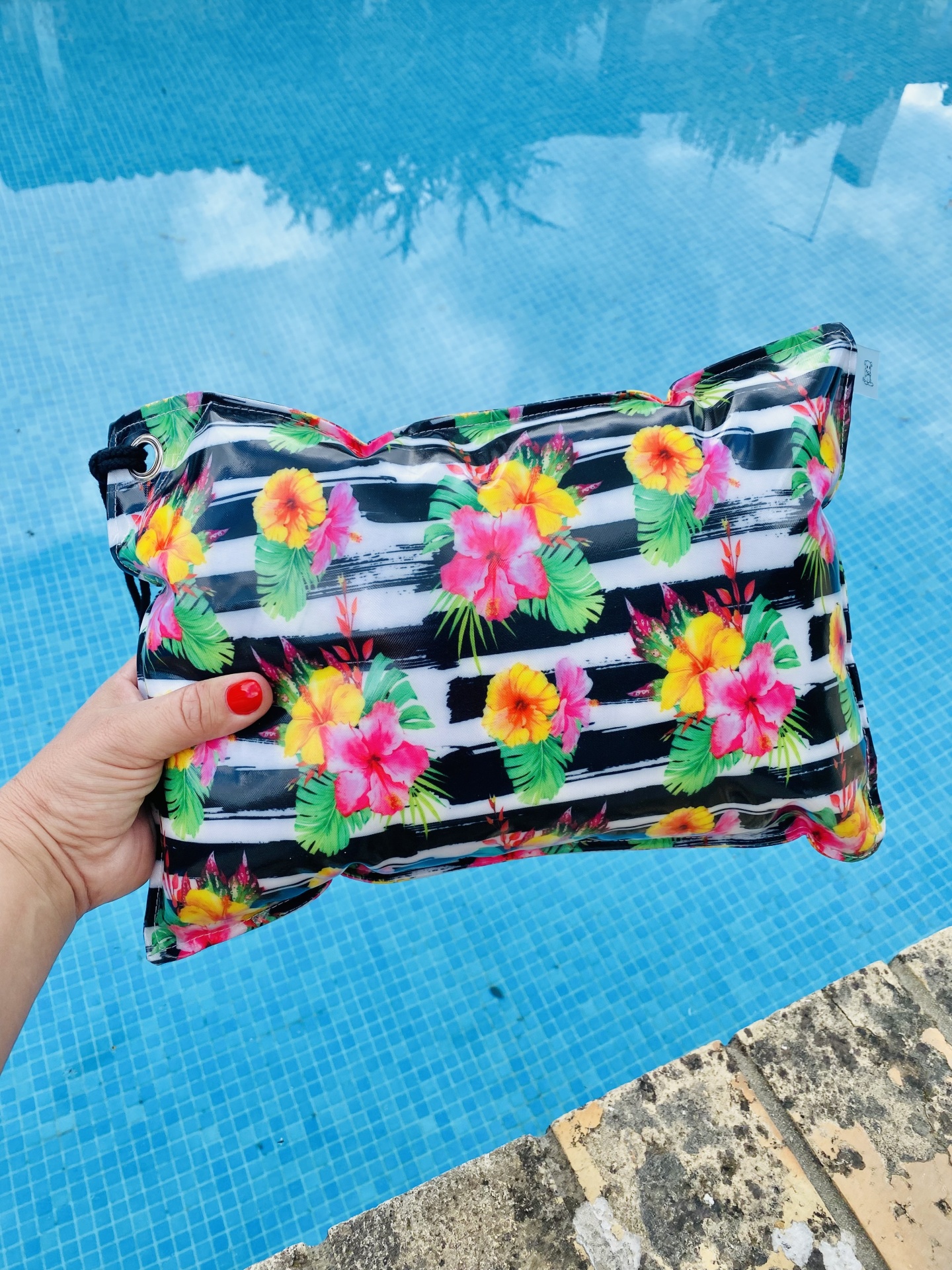 Almofada de Praia Hibiscos às Riscas