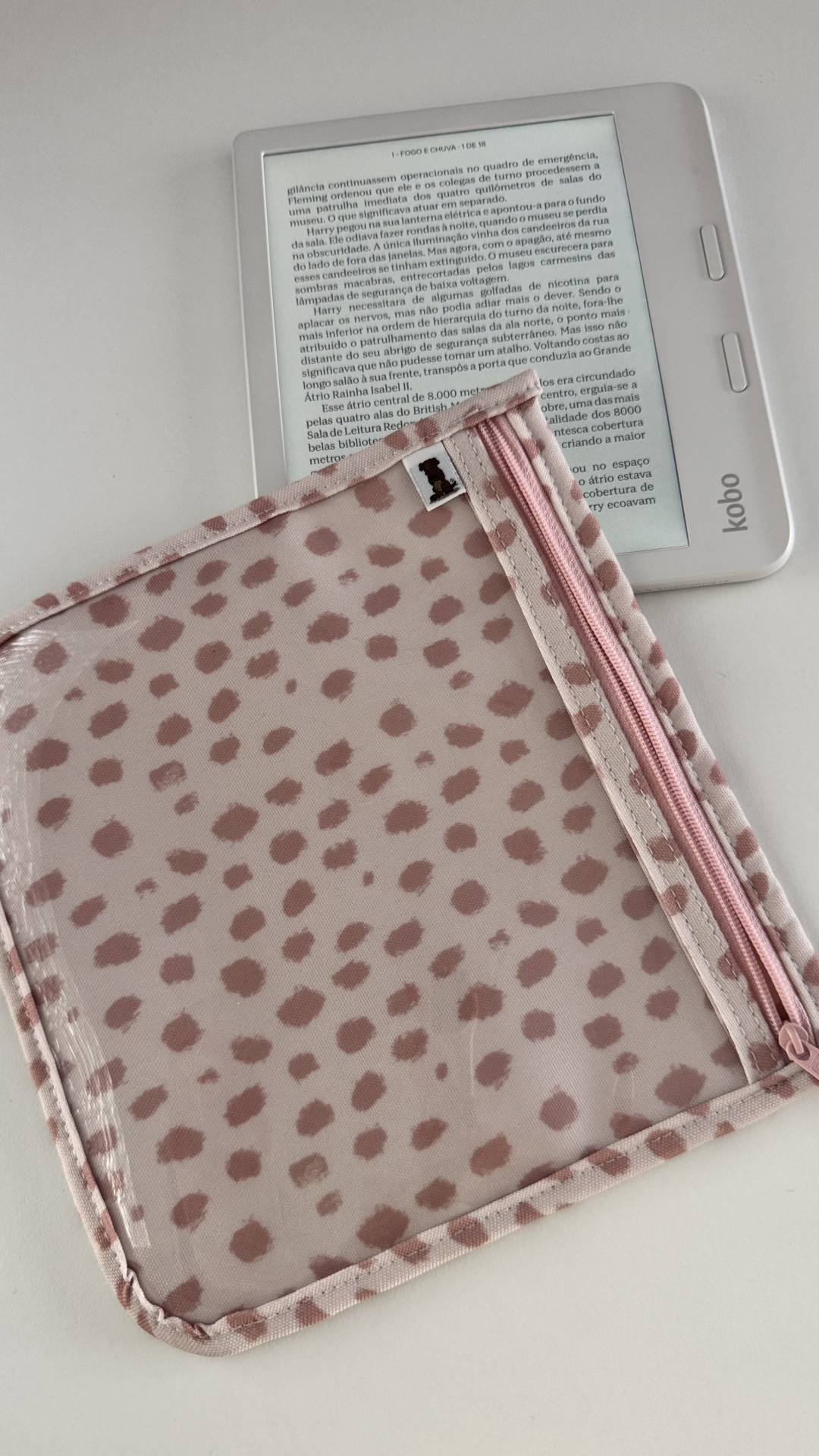 Capa rosa com padrão de manchas e fecho de correr para e-reader Kobo