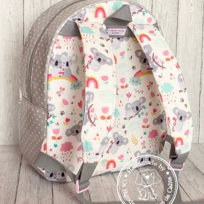 Mochila infantil estampada com coalas e arco-íris em fundo branco e cinza com pontos brancos
