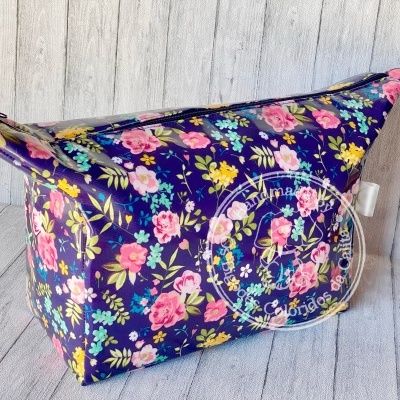 Lancheira Térmica com Mola Flores Fundo Escuro