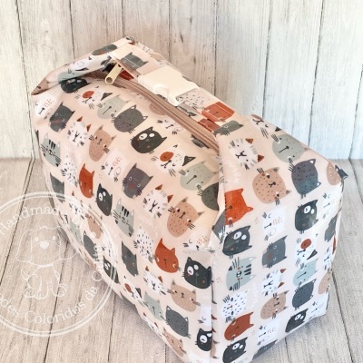 Bolsa de tecido com padrão de gatos coloridos e zipper bege