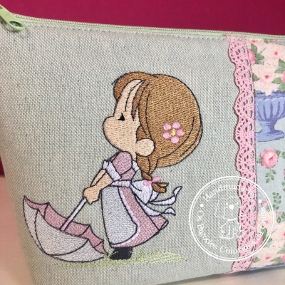 Necessaire Menina com Chapéu de Chuva