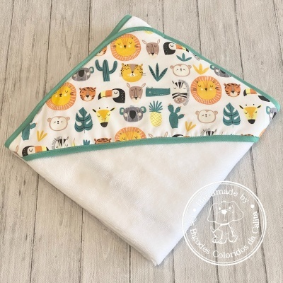 Toalha branca para bebé com capuz estampado de animais coloridos