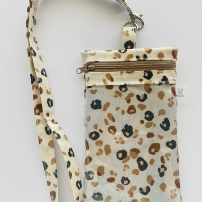 Bolsa pequena com padrão animal print em tons castanho, bege e preto, com fecho e alça, em fundo branco.
