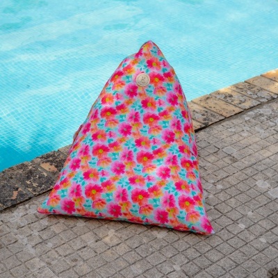 Almofada triangular colorida junto a piscina