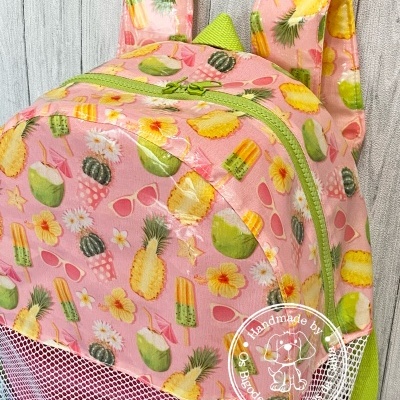Mochila rosa com padrão de frutas e flores e bolso em rede