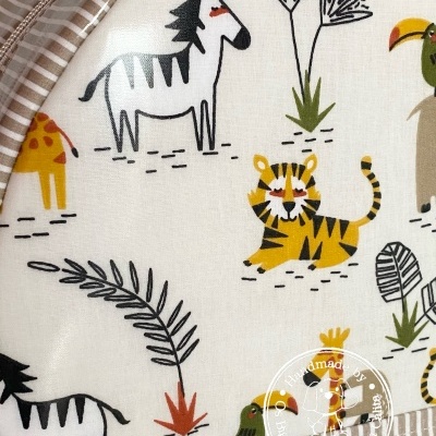 Tecido infantil com animais selvagens coloridos e borda riscada