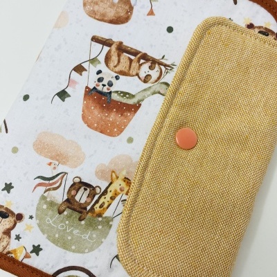 Capa para cadernos com tecido estampado de animais e bolso amarelo mostarda