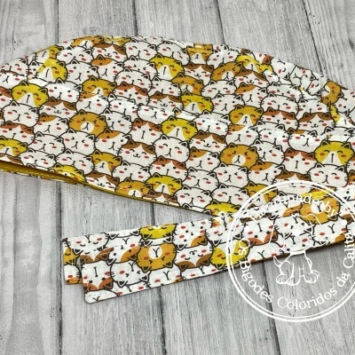 Touca médica estampada com rostos de coelhos e faixa