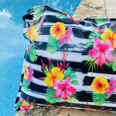 Almofada de Praia Hibiscos às Riscas