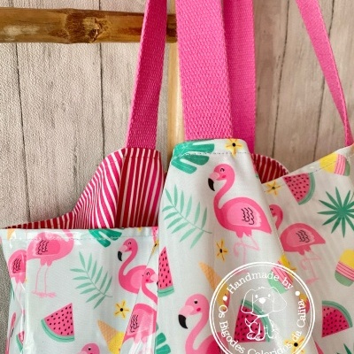 Avental colorido com flamingos, fatias de melancia e cupcakes com alças rosa