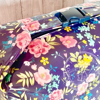 Lancheira Térmica com Mola Flores Fundo Escuro