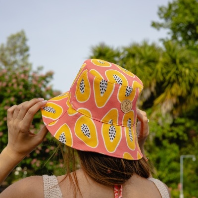 Chapéu bucket rosa com estampado de mamão amarelo e etiqueta de couro