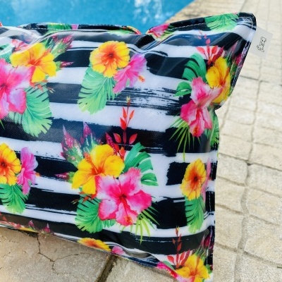Almofada de Praia Hibiscos às Riscas